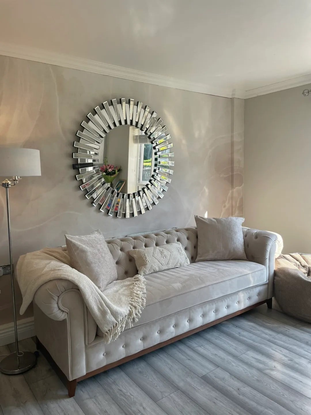 Geheimnisse der Sofastyling: Tipps zum Anordnen von Kissen und Decken wie ein Profi