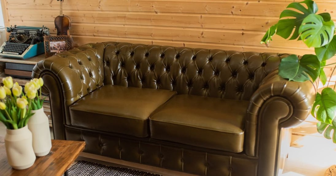 Ledersofas vs. Stoffsofas: Vor- und Nachteile und die Wahl des perfekten Stoffes