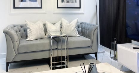 Welche Kissen passen zu einem grauen Sofa?