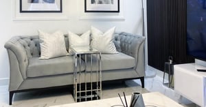 Welche Kissen passen zu einem grauen Sofa?