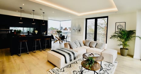 Geheimnisse der Sofastyling: Tipps zum Anordnen von Kissen und Decken wie ein Profi