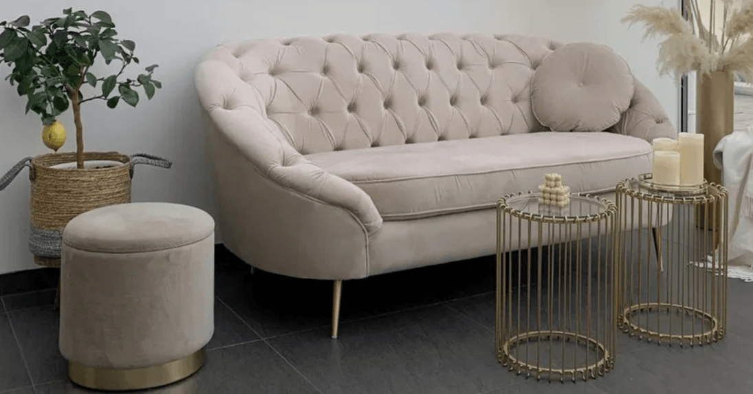 Moderne Eleganz: Wie man Gold, Samt und schlichte Formen im Glamour-Stil kombiniert
