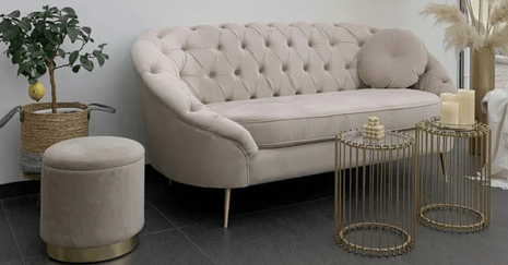 Moderne Eleganz: Wie man Gold, Samt und schlichte Formen im Glamour-Stil kombiniert