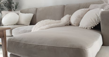 Wie man ein Samtsofa stilvoll gestaltet, ohne den Raum zu überladen
