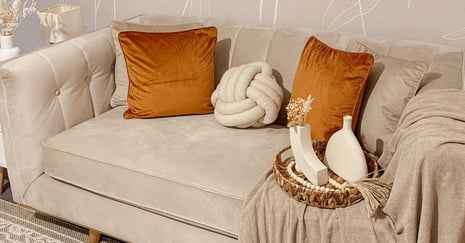 Style dein Sofa neu: Der Trend des Capsule Stylings für Wohnaccessoires