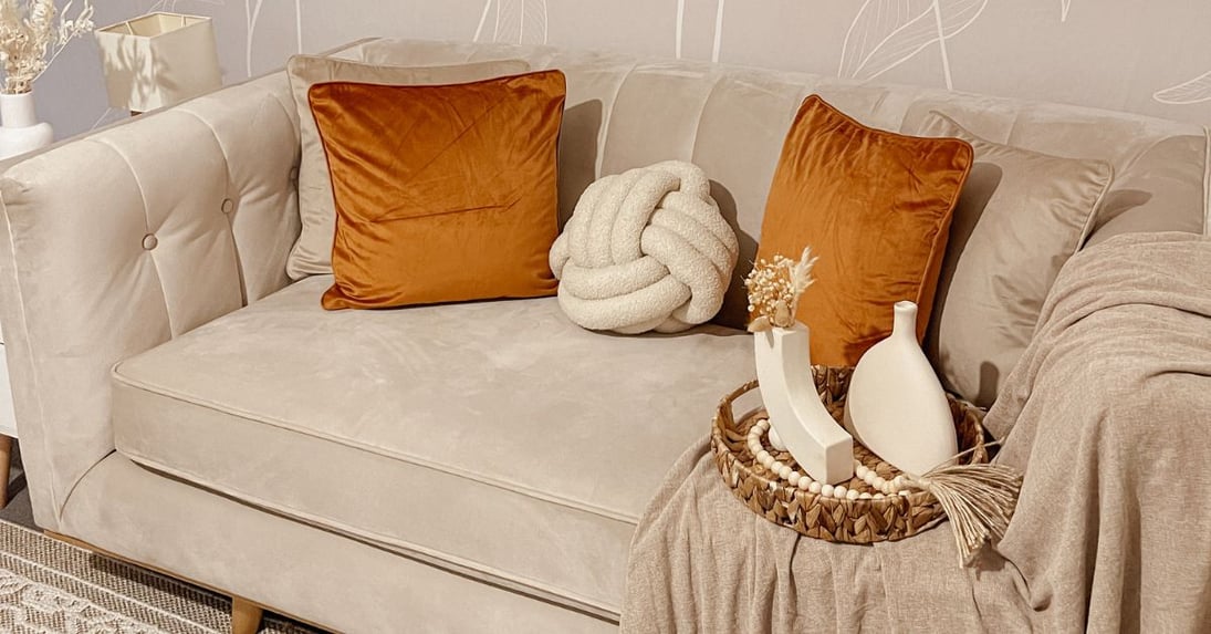 Style dein Sofa neu: Der Trend des Capsule Stylings für Wohnaccessoires