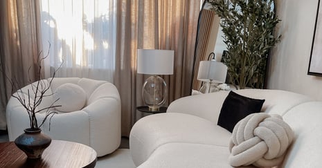 Neuer mediterraner Stil – warme Neutraltöne und Terrakottafarben im Wohnzimmer
