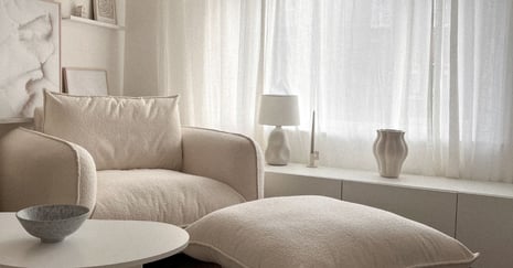 Fensterbänke optimal nutzen: Kissen, Stoffe und Stiltipps