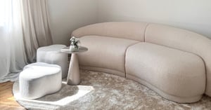 Die Rückkehr der Kurven: Skulpturale Sofas, die Entspannung neu definieren